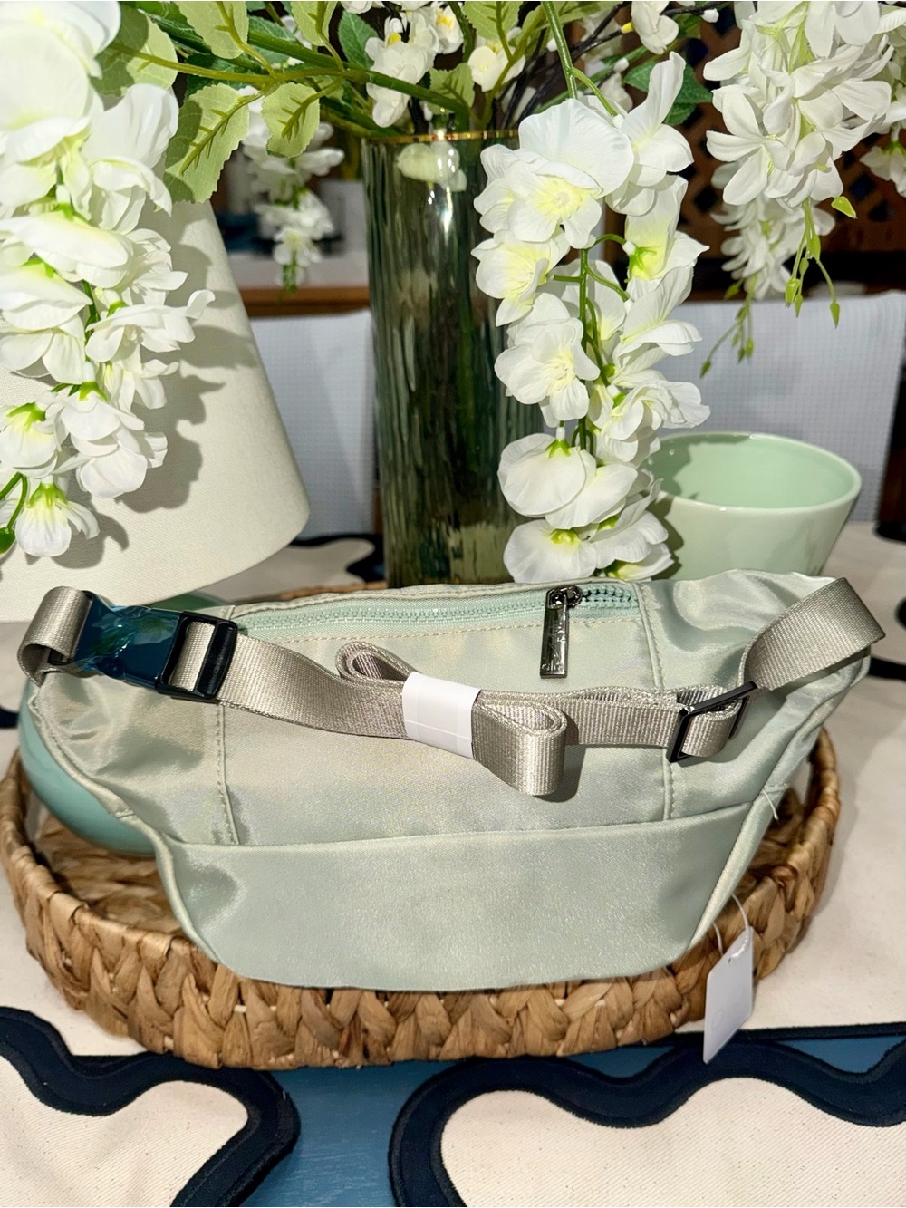 ALO Yoga Light Green Belt Bag / Fanny Pack - Picture 8 of 16